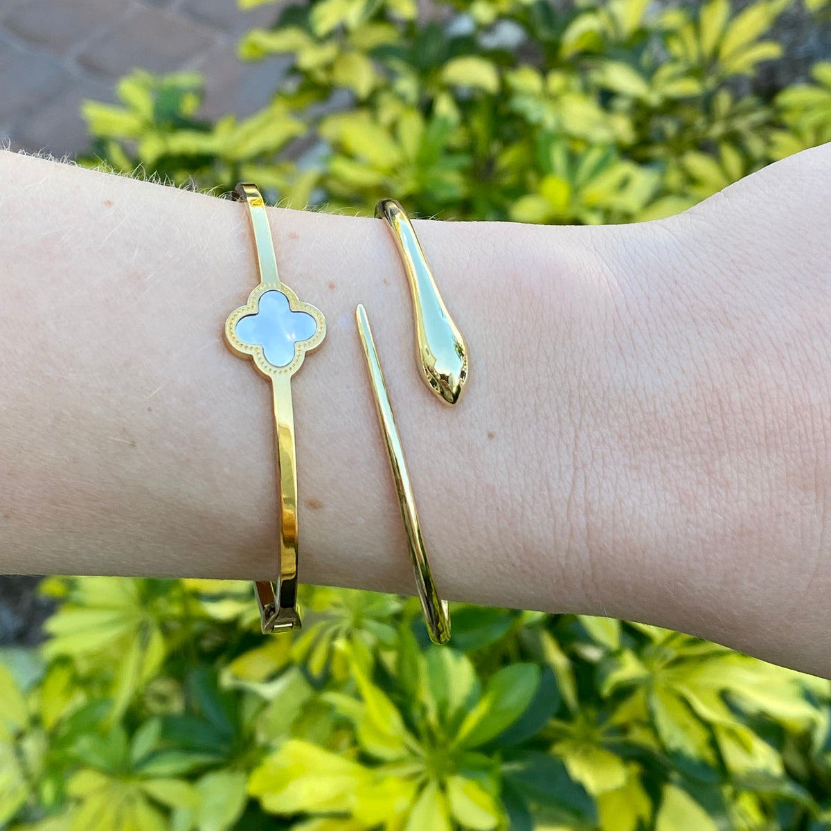 MOTHER OF PEARL CLOVER BANGLE